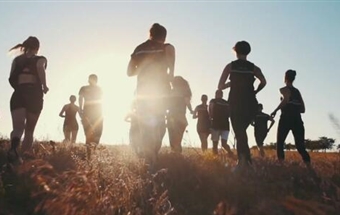 五跑團：精典跑團——千人(rén)、百店(diàn)、同升旗，同獻禮